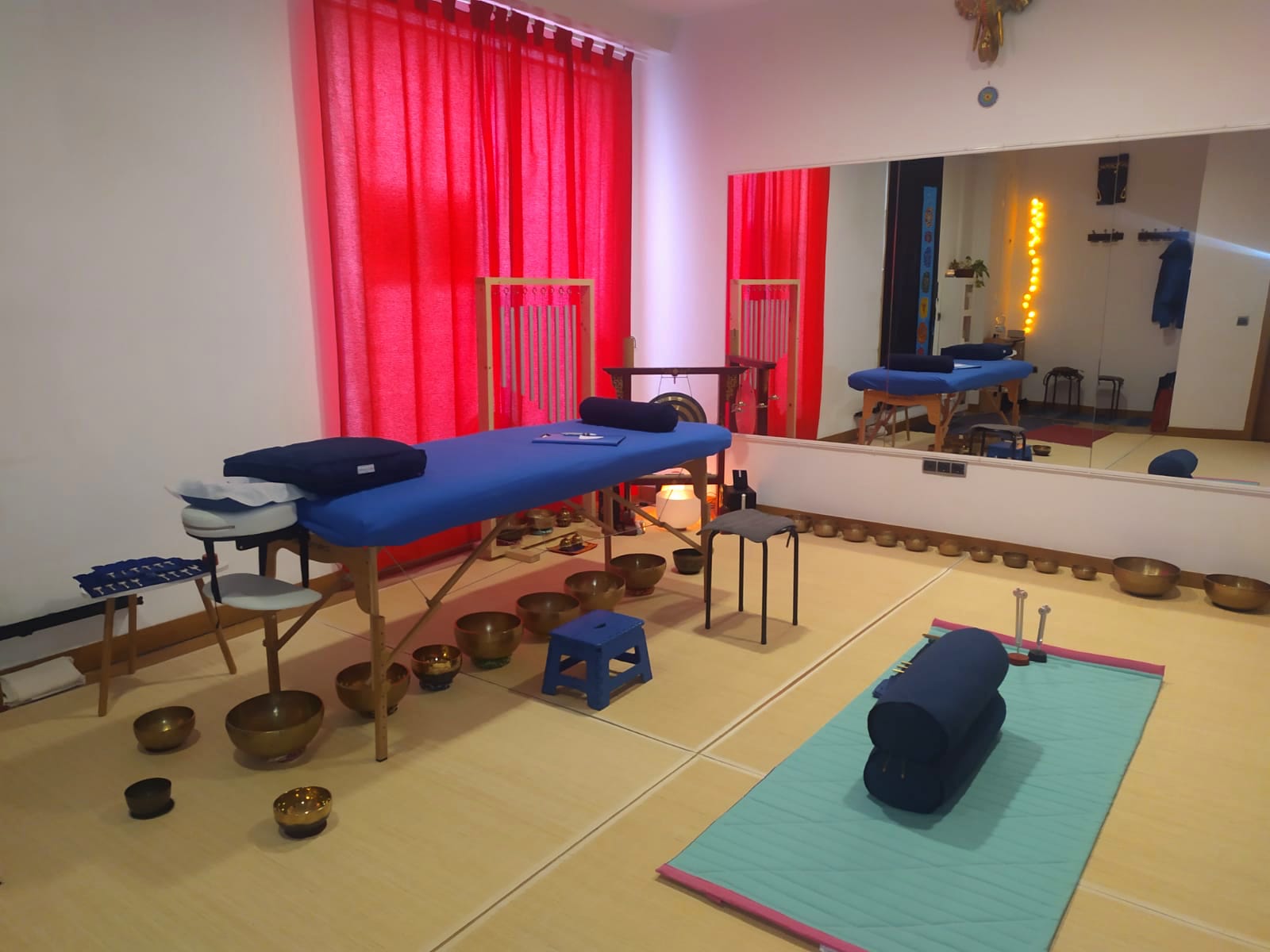 Sala de masaje con cuencos tibetanos y diapasones terapéuticos en Córdoba, España.